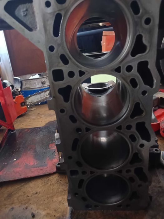 Продавам блок за Форд транзит 2.4