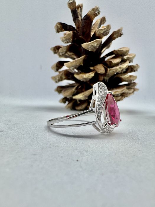 Сребърен пръстен със синтетичен рубин