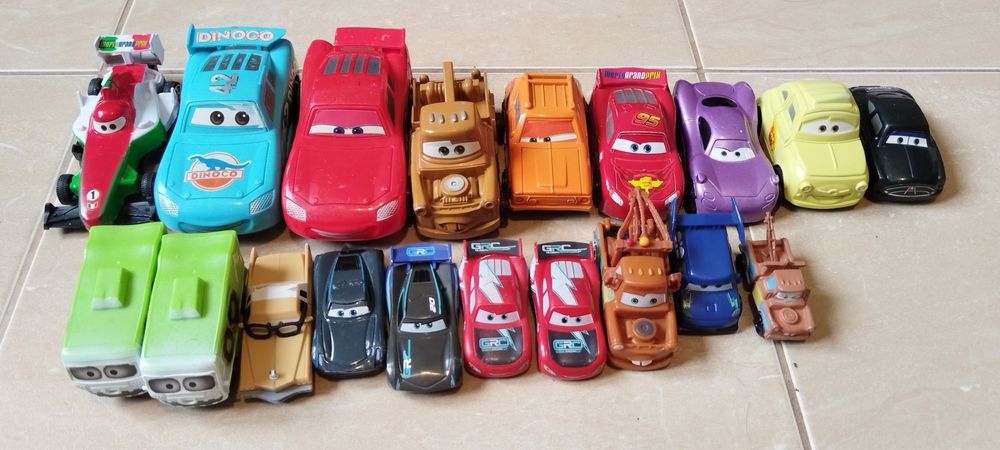 Продавам играчки, дрехи и спално бельо от поредицата Колите на Дисни
