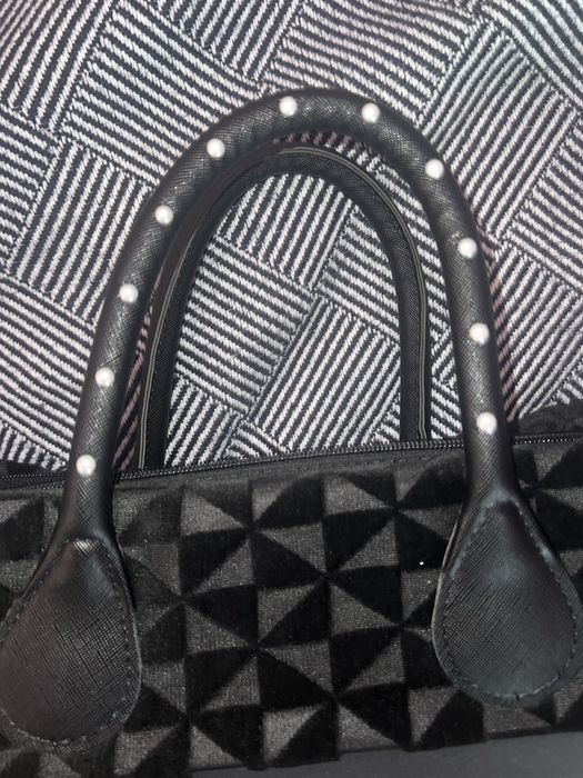 Черна чанта Obag с кожени дръжки с перли