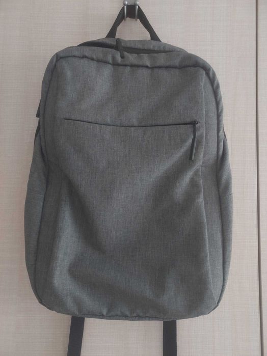 Rucsac gri pentru laptop, minimalist – mic defect la fermoar