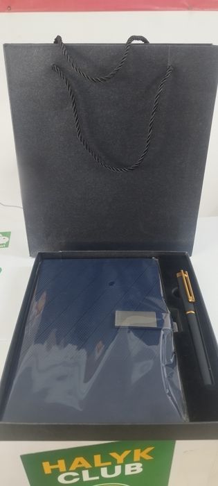 Блокнот с ручкой