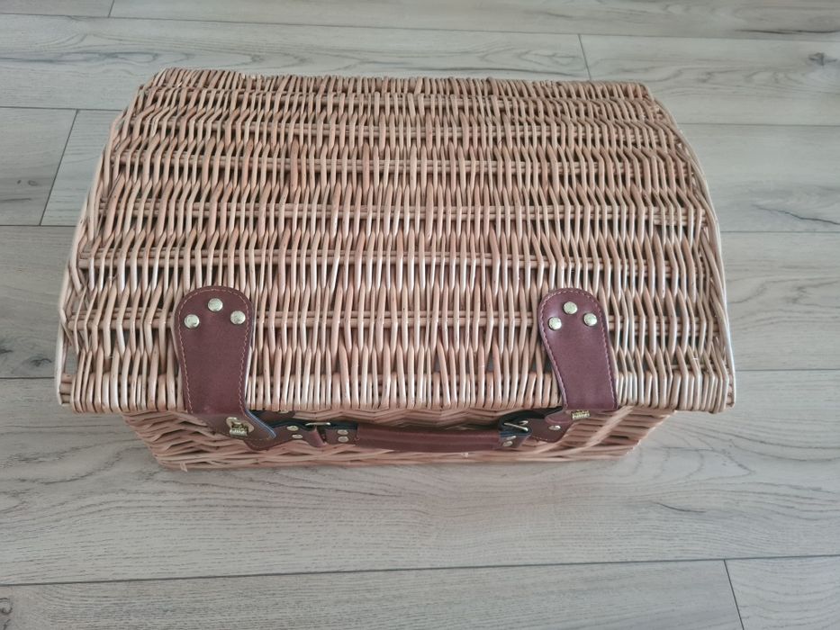 Cos de picnic din nuiele impletite pentru 4 persoane
