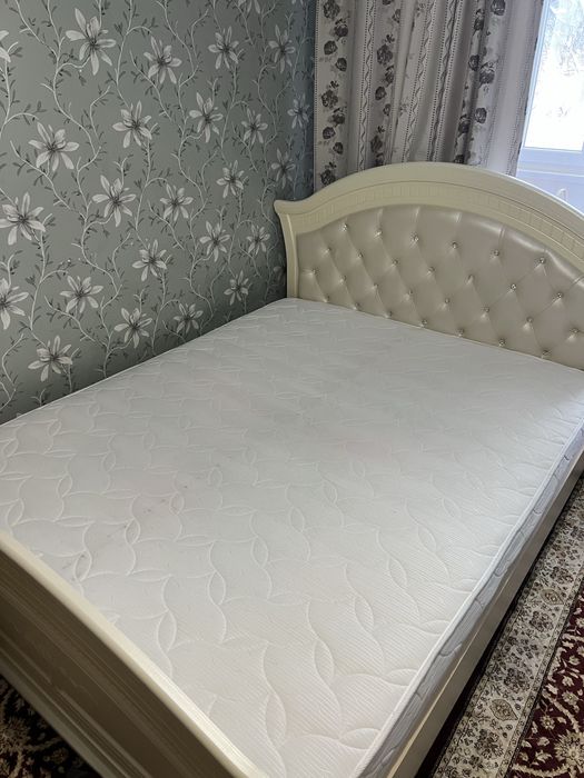 Кровать с матрасом