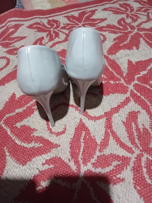 Vând pantofi cu toc de 5 cm folosiți o singura data fără defecte