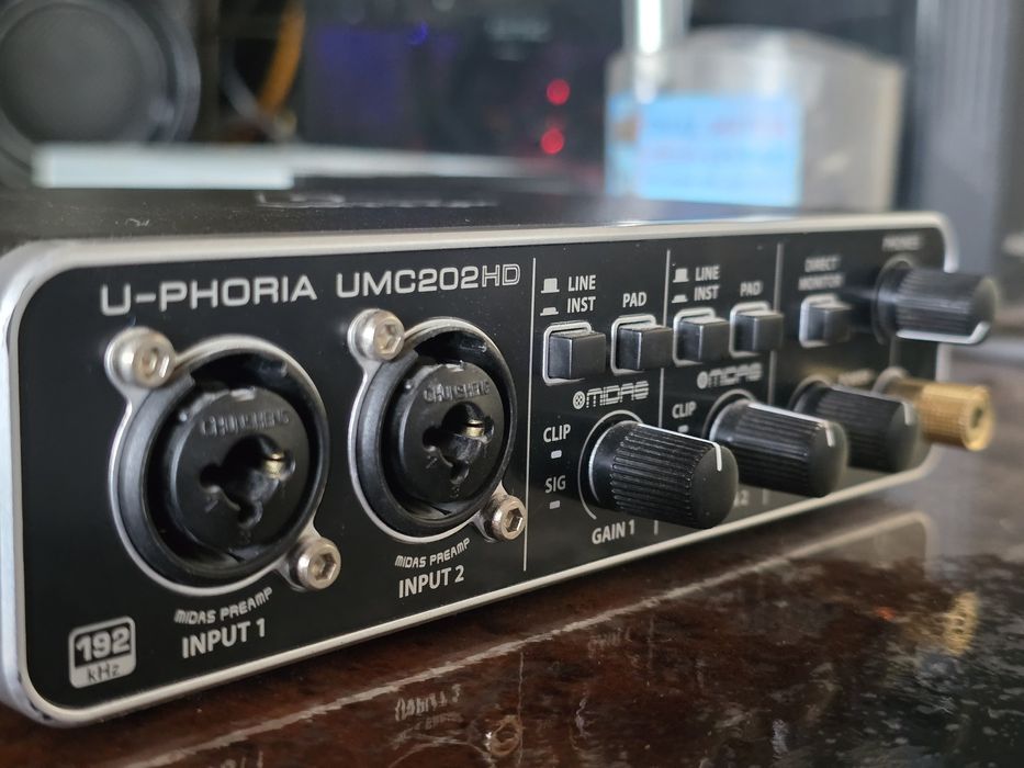 Behringer UMC202HD zvukavoy karta