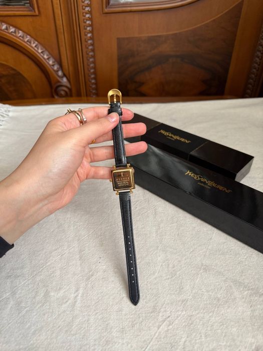 Женские часы YSL