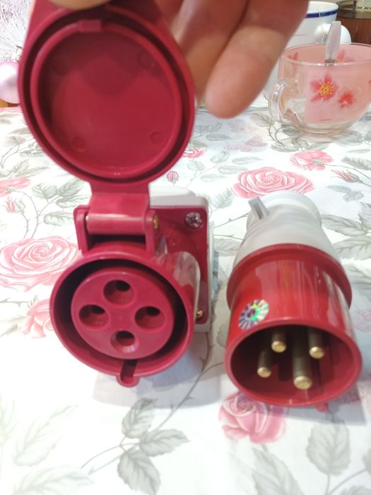 Продам вилки и розетки 380в 32а.