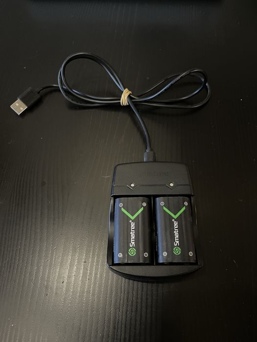 Xbox One X 1TB с 2 джойстика и 8 игри