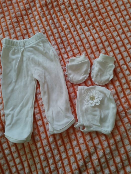 Продам костюмчик на выписку