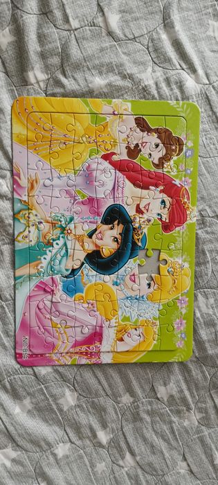 Детские пазлы на картине.