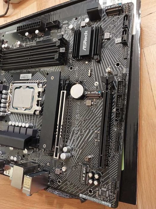 Intel Core i5 12600K + AsRock B760M PG Lightning  DDR5
