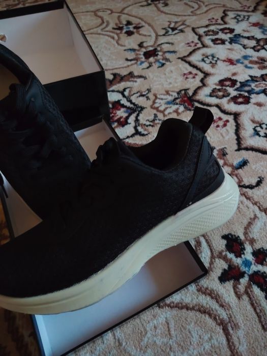 Продам чёрные кроссовки