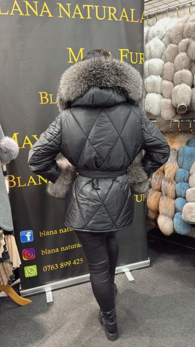 Geaca din fas impermeabil, accesorizata cu blana naturala premium