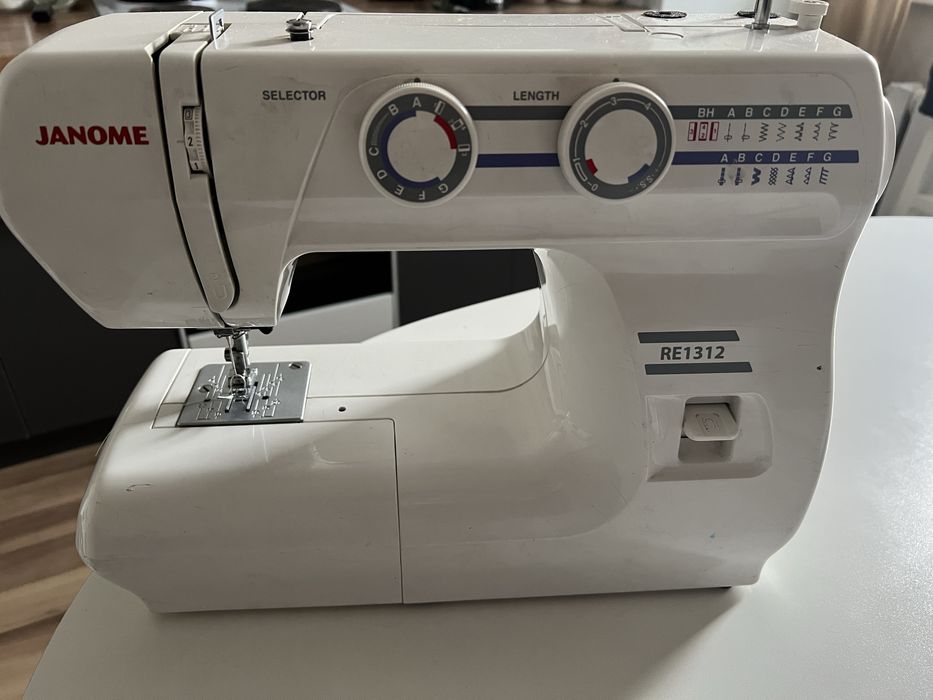 Продам швейную машинку Janome