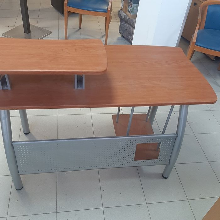 Продавам офис обзавеждане в отлично състояние