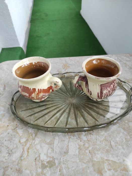 Căni  din ceramică smălțuită, lucrate și pictate manual, specifice ceramicii tradiționale românești, de la Corund.