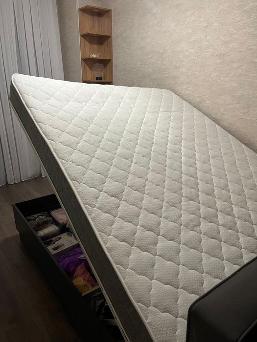 Продам кровать с матрасом 160*200