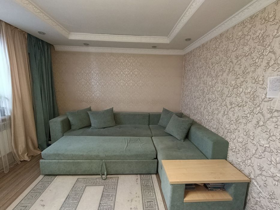 Продам диван бирюзового цвета