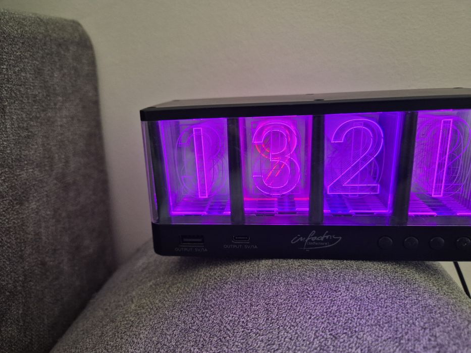 Ceas cu USB si USB C  RGB cu apucaturi de stroboscop.