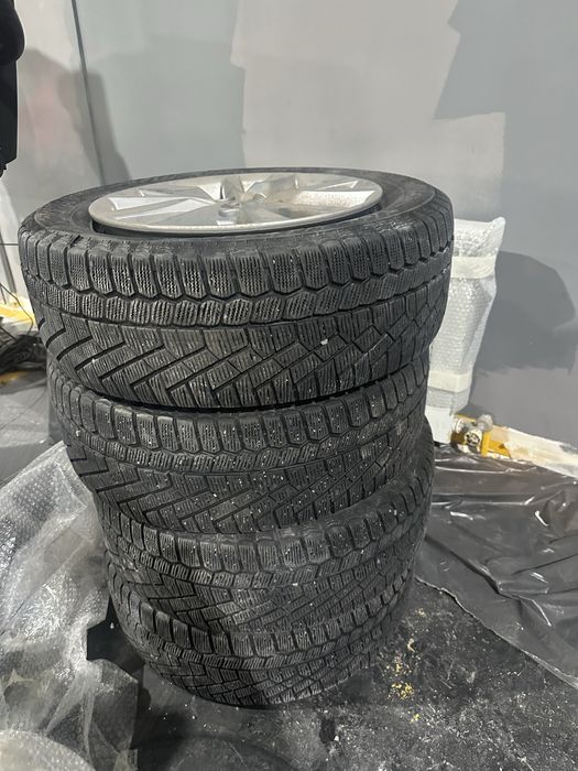 Продам шину с дисками оригинал от Тайота
