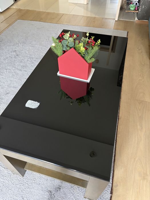 Холна маса със стъклен плот