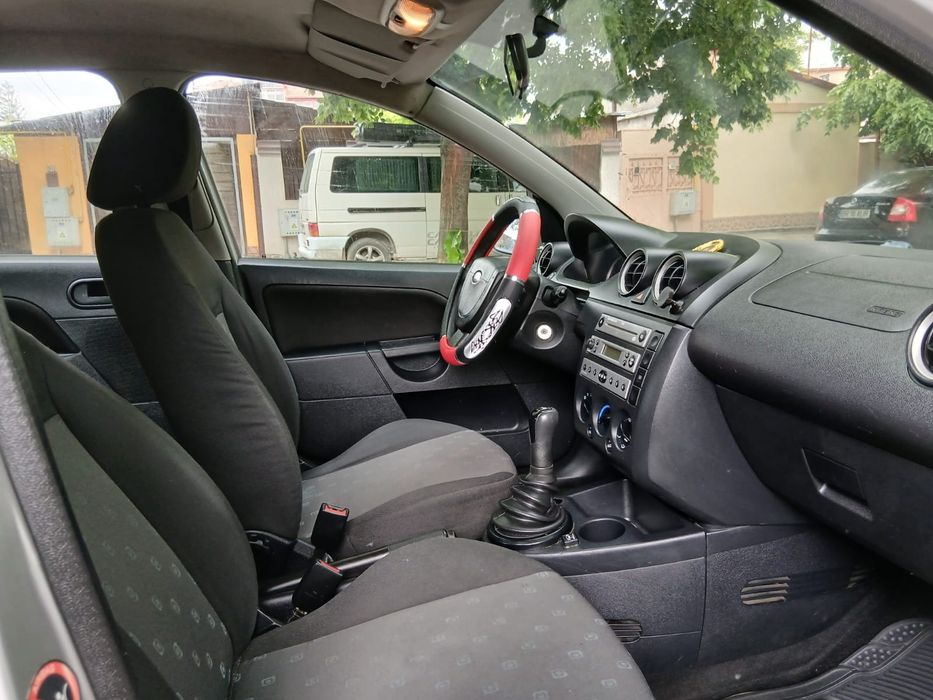 Vând ford fiesta