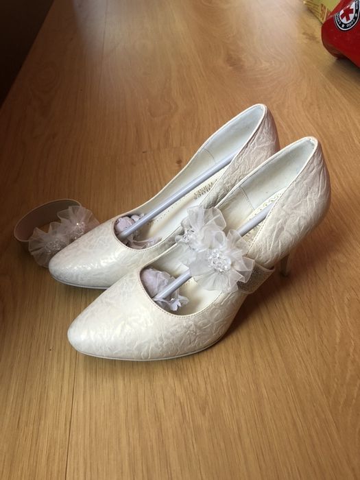 Продам белые туфли