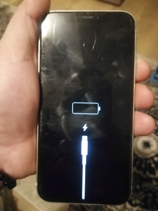 Vând iPhone 11 pentru piese