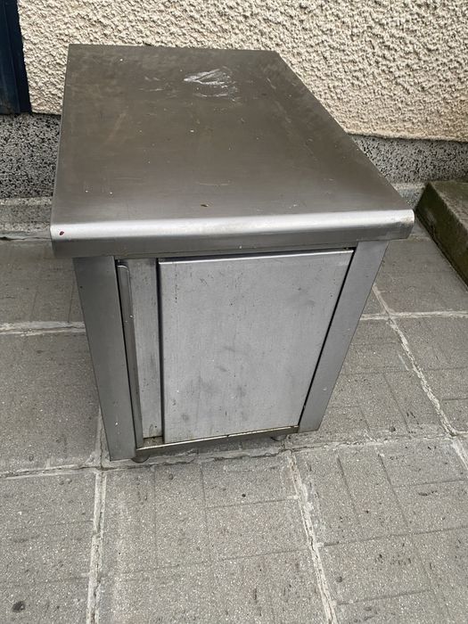 Маса ,база ,неотрално оборудване