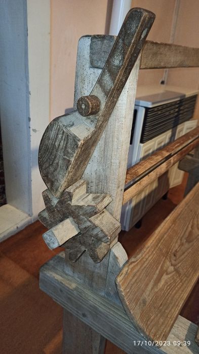 Vând război de țesut vechi