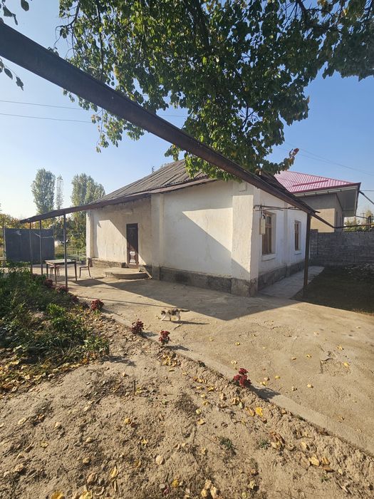 Бустонлиқ  тумани Озодбош махалласида 3 хона 5 сотихли уй сотилади.