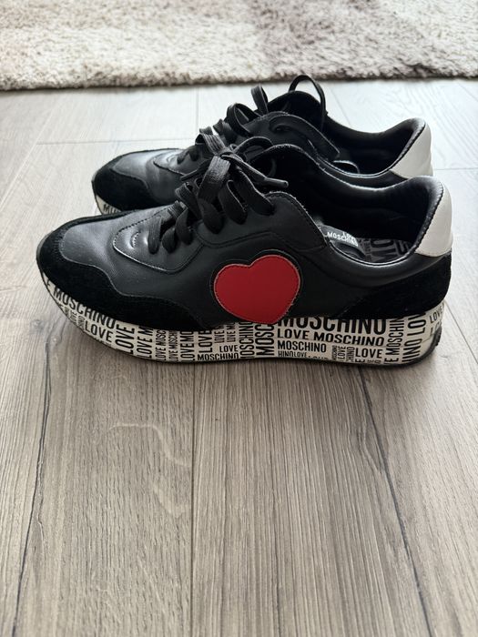 Сникърси Love Moschino