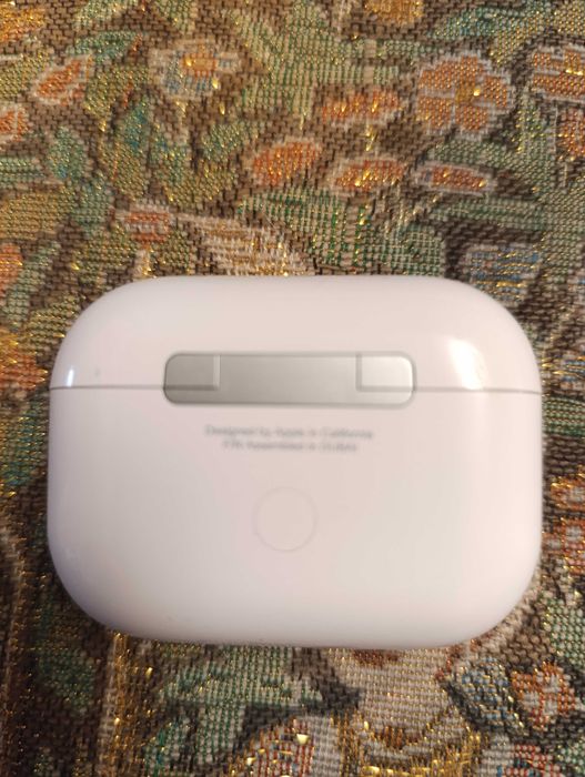 Продам кейс от Apple airpods pro, недорого