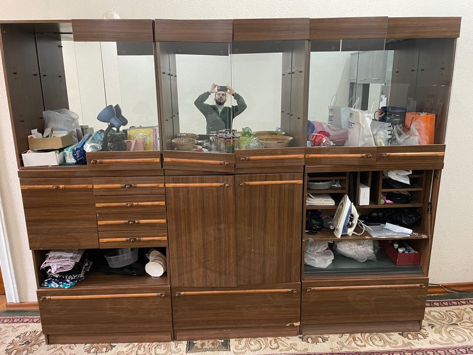 Стенка сотилади. Серванд продается. Самовывоз.