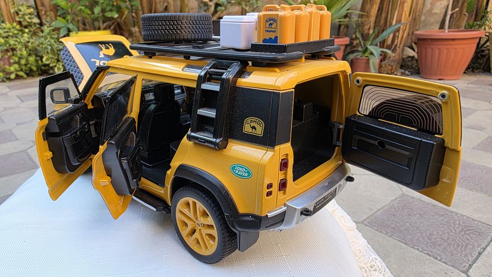металлическая модель Land Rover Defender в масштабе 1:18
