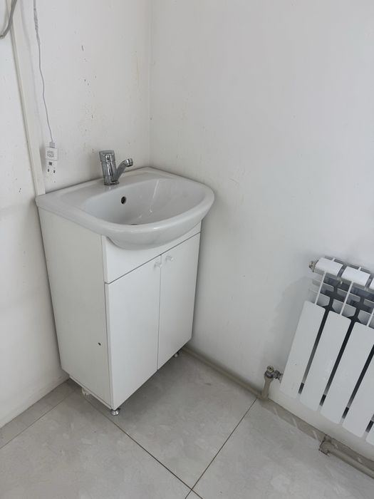 Продам раковину с тумбой