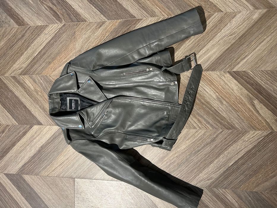 Разгружаю гардероб.