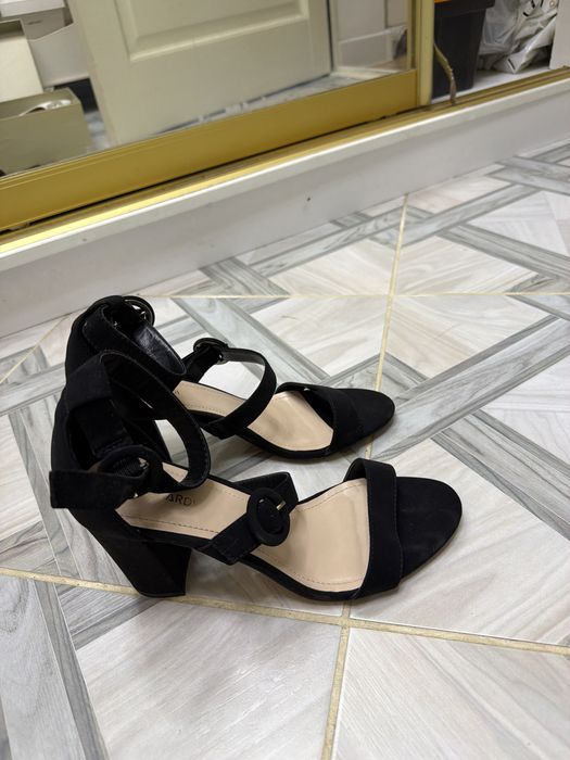 Босоножки стильные каблук 9см