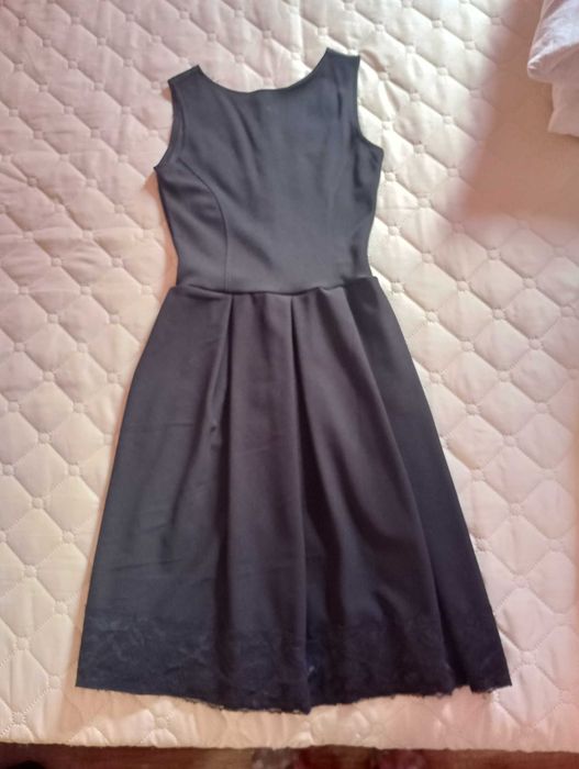 Къса черна рокля