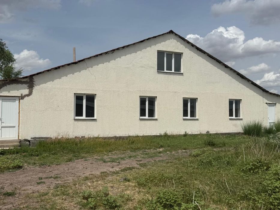 Крестьянское хозяйство, жилой дом, с кирпичными строениями