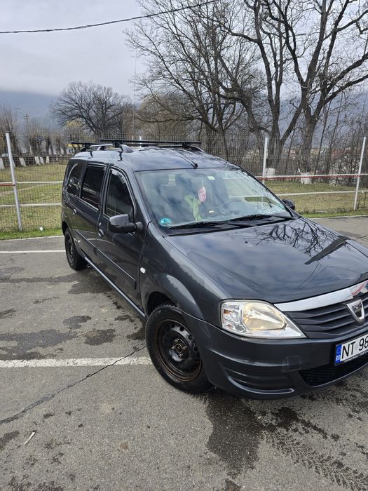 Vând Logan MCV 2012