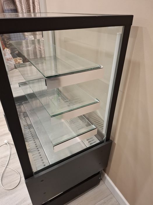 Продам витринный холодильник