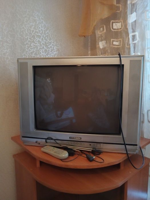 Телевизор с тумбочкой