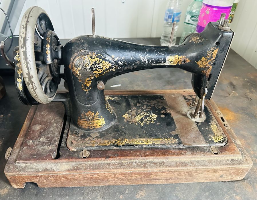 Антична шевна машина Singer модел 28K