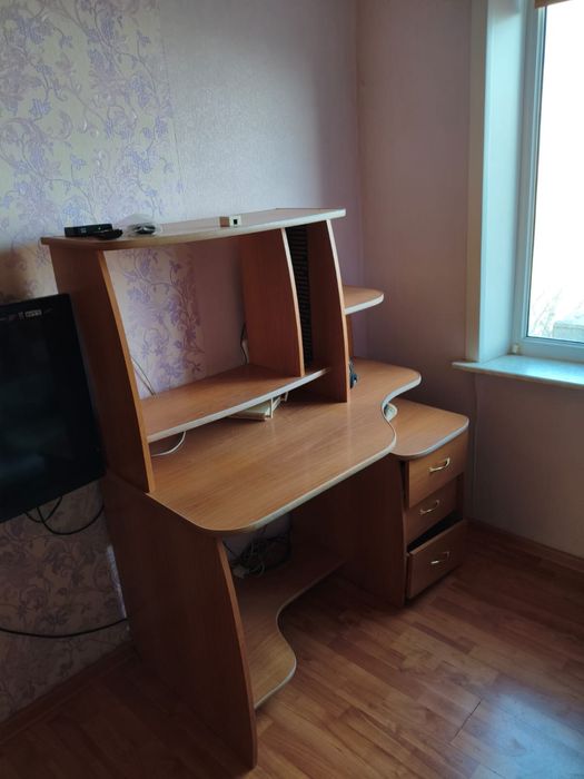 Компьютерный стол и софа (диван)