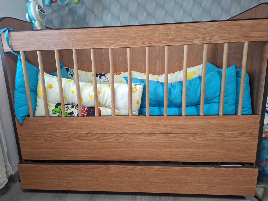 Pătuț din lemn bebeluș