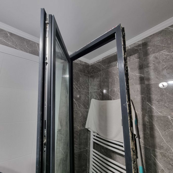 Ușă aluminiu dormitor–balcon cu termopan, stare foarte bună – CT