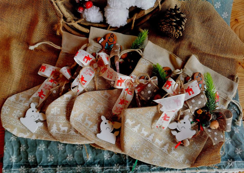Decoratiuni handmade din ceramică – reni, oameni de zăpadă, sosete