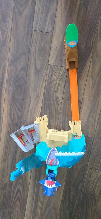 Продавам детски момчешки писти Hot Wheels